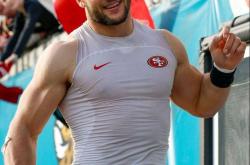 开云体育APP下载-客观来说，尼克·博萨确实长相英俊，不过他可不止有帅气的外表。在NFL赛场上，尼克·博萨是妥妥的实力担当。2024年他是百大球星TOP27，2025年排NO.57 。2024赛季他打了14场比赛，有52次擒抱、15次线后擒抱、9次擒杀等数据。虽这赛季表现对他来说略显逊色，但横向对比，他仍是...