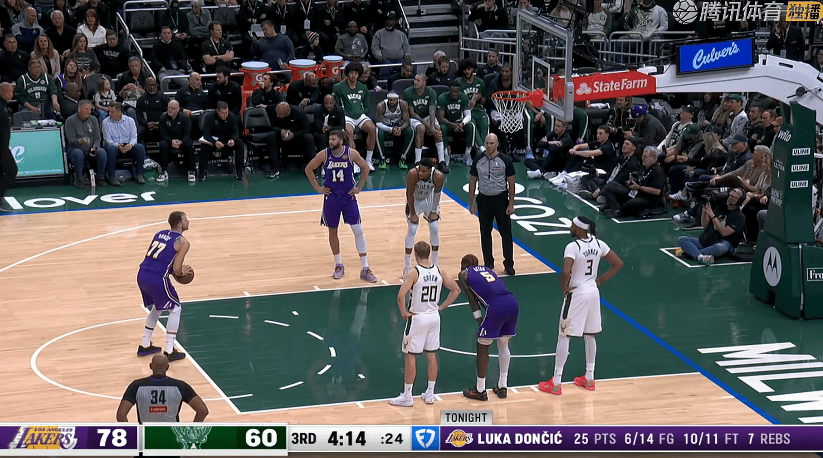 湖人大胜！东契奇41+9+6，赛后裁判阻止范德彪拿走比赛用球，一旁东契奇一脸不解