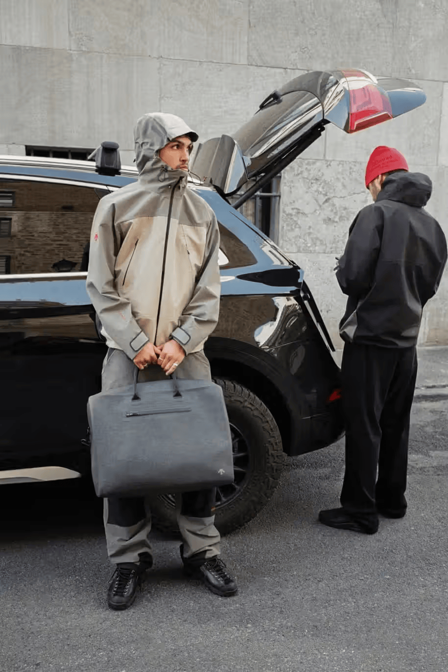 Balenciaga发布橄榄球系列