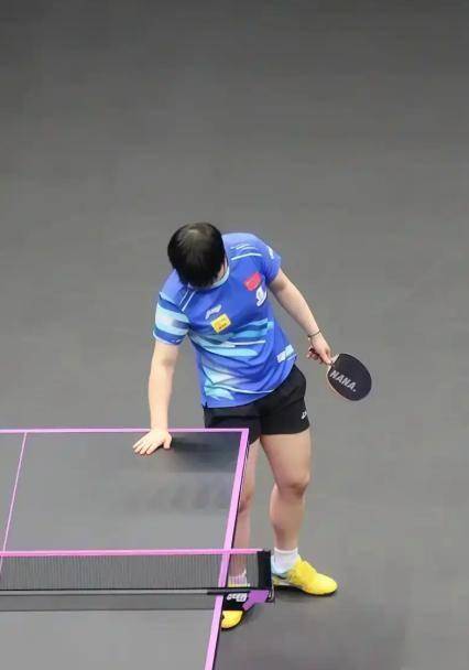 乒乓球比赛运动员为什么要摸球台，乒乓球运动员的“摸桌”玄学：汗水背后的科学博弈与规则挑战