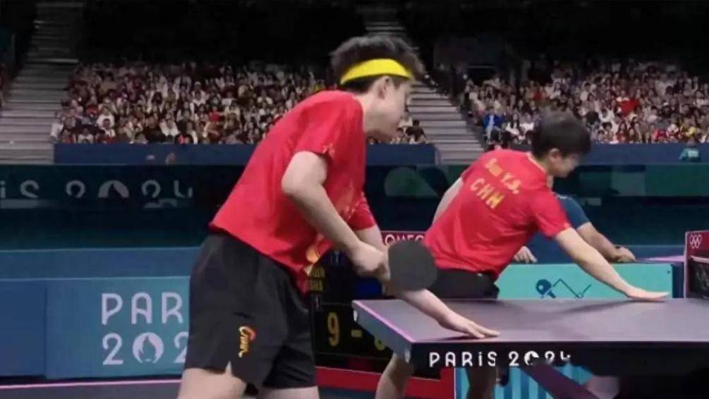 乒乓球比赛运动员为什么要摸球台，乒乓球运动员的“摸桌”玄学：汗水背后的科学博弈与规则挑战